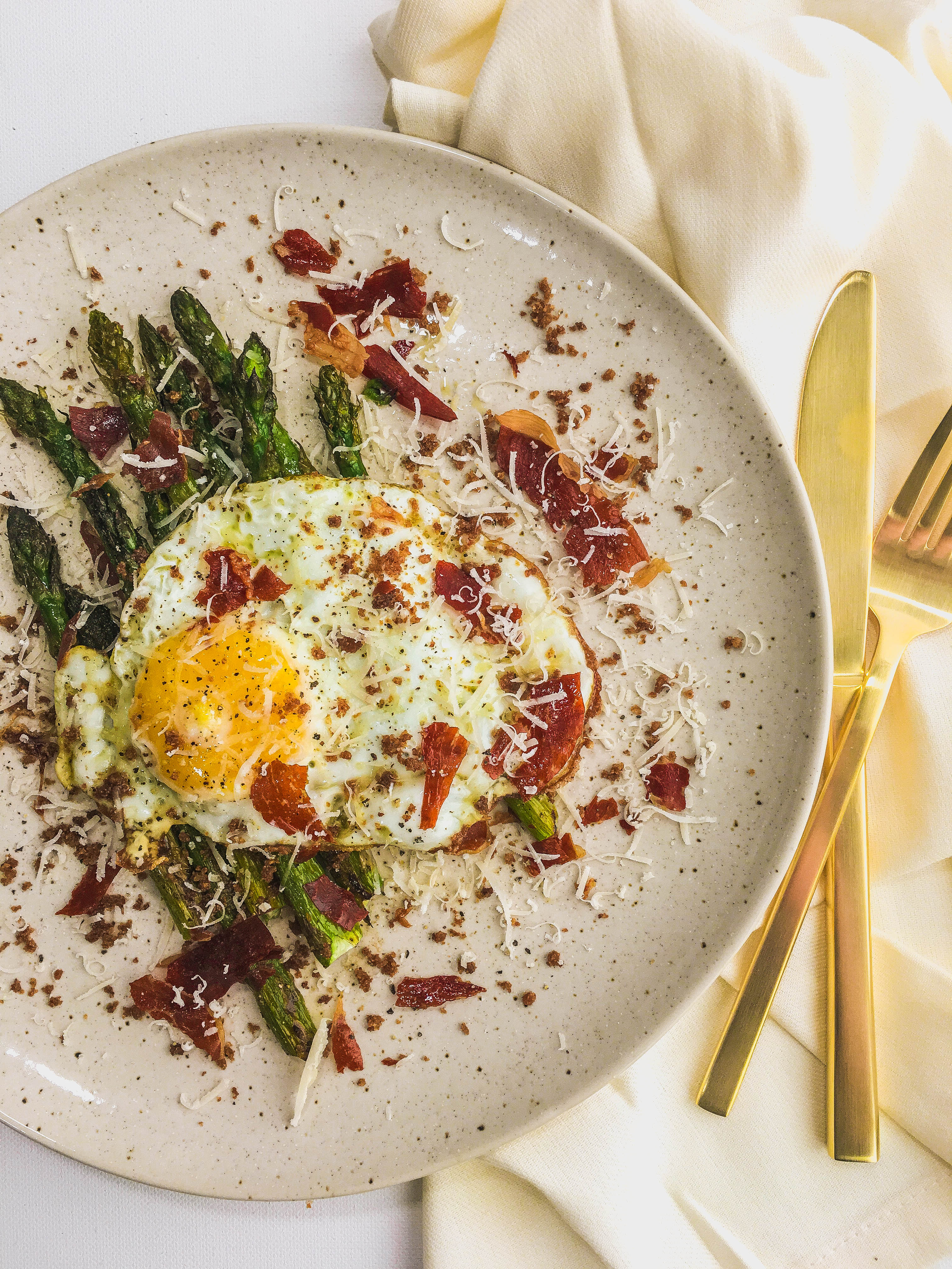 Asparagus with Olive Oil-Fried Egg, Brown Butter Breadcrumbs and Crispy Prosciutto-3