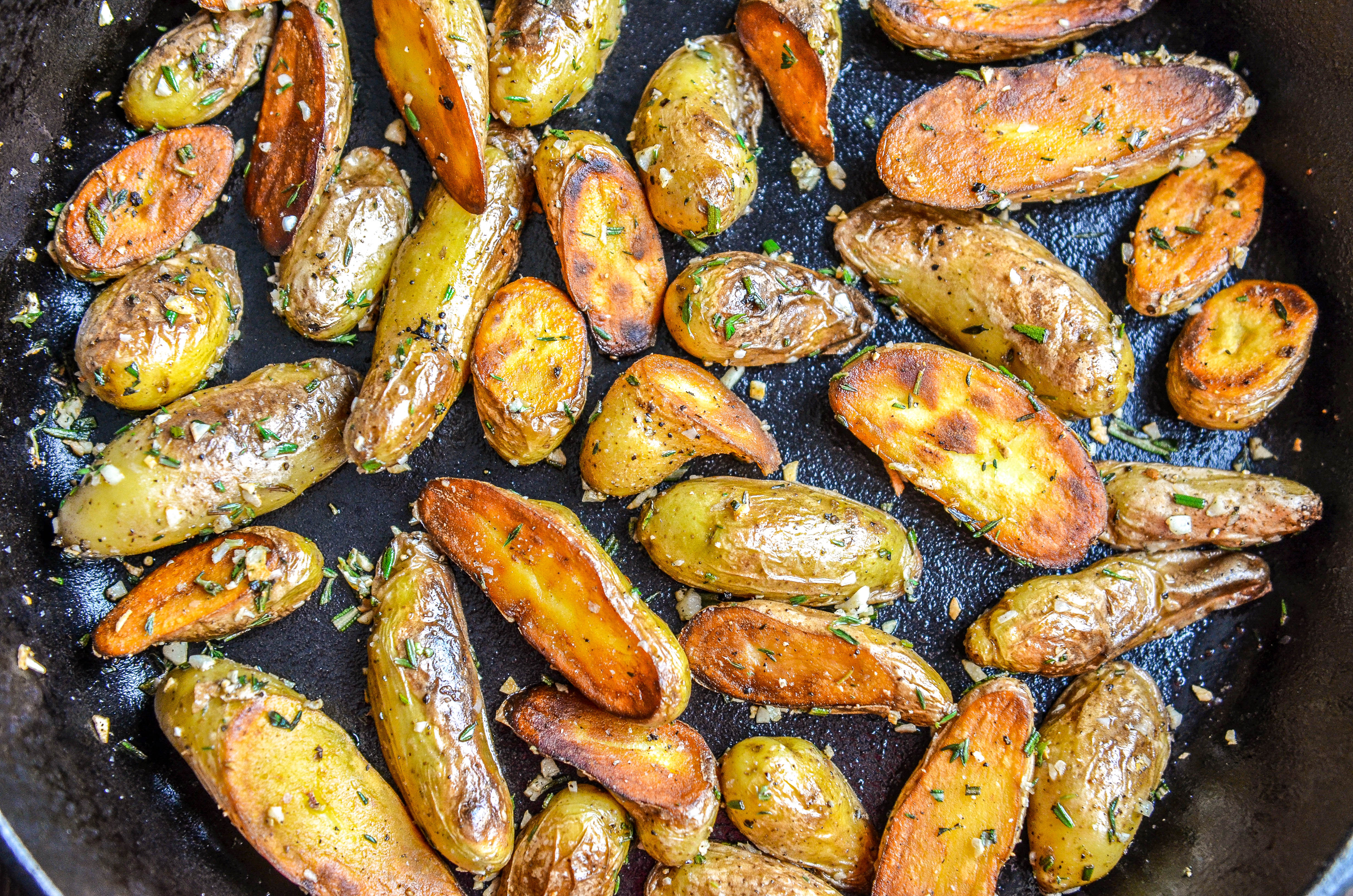 Crispy Fingerling Potatoes with Garlic & Herbs-3.jpg