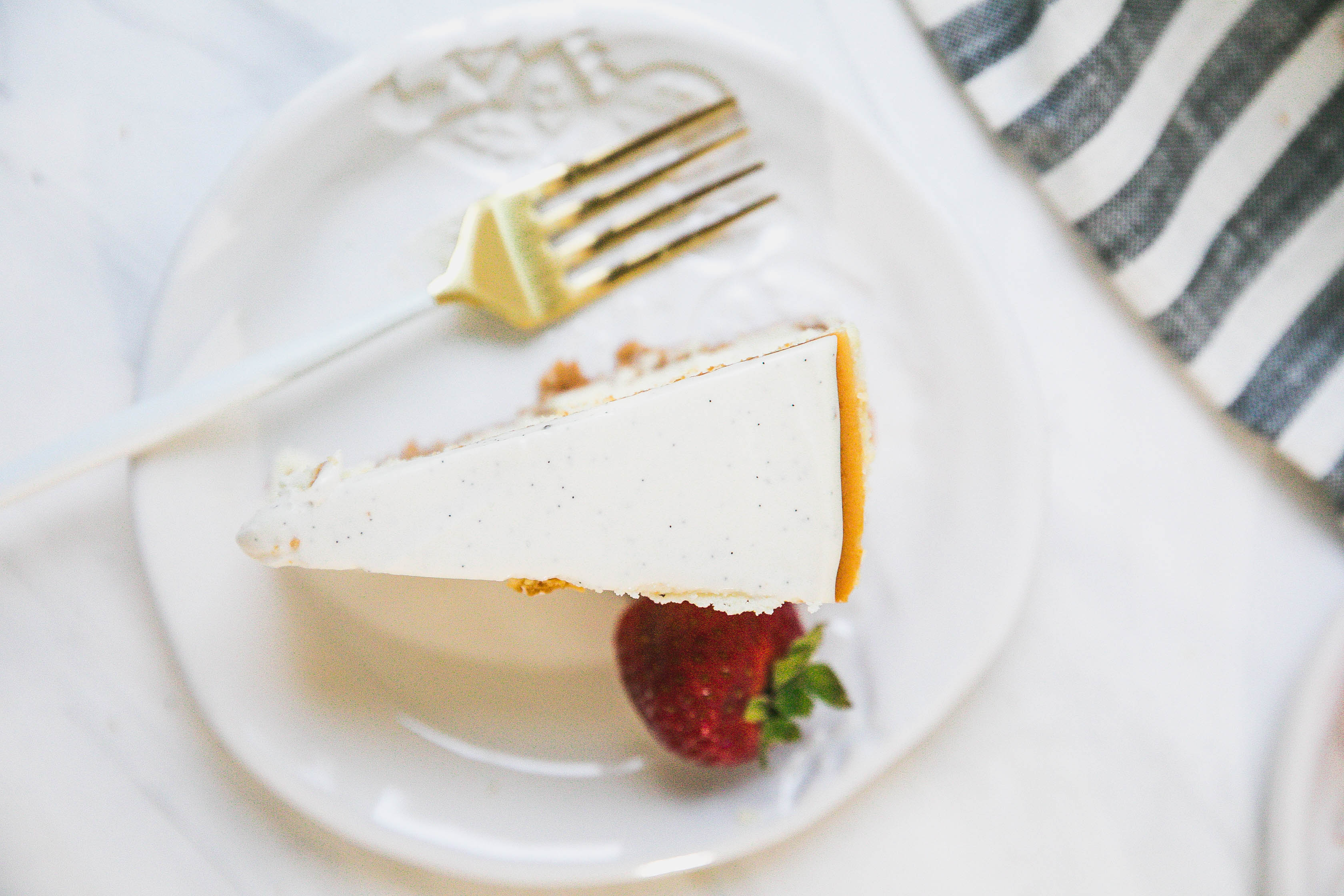 Vanilla Cheesecake with Sour Cream Topping-8