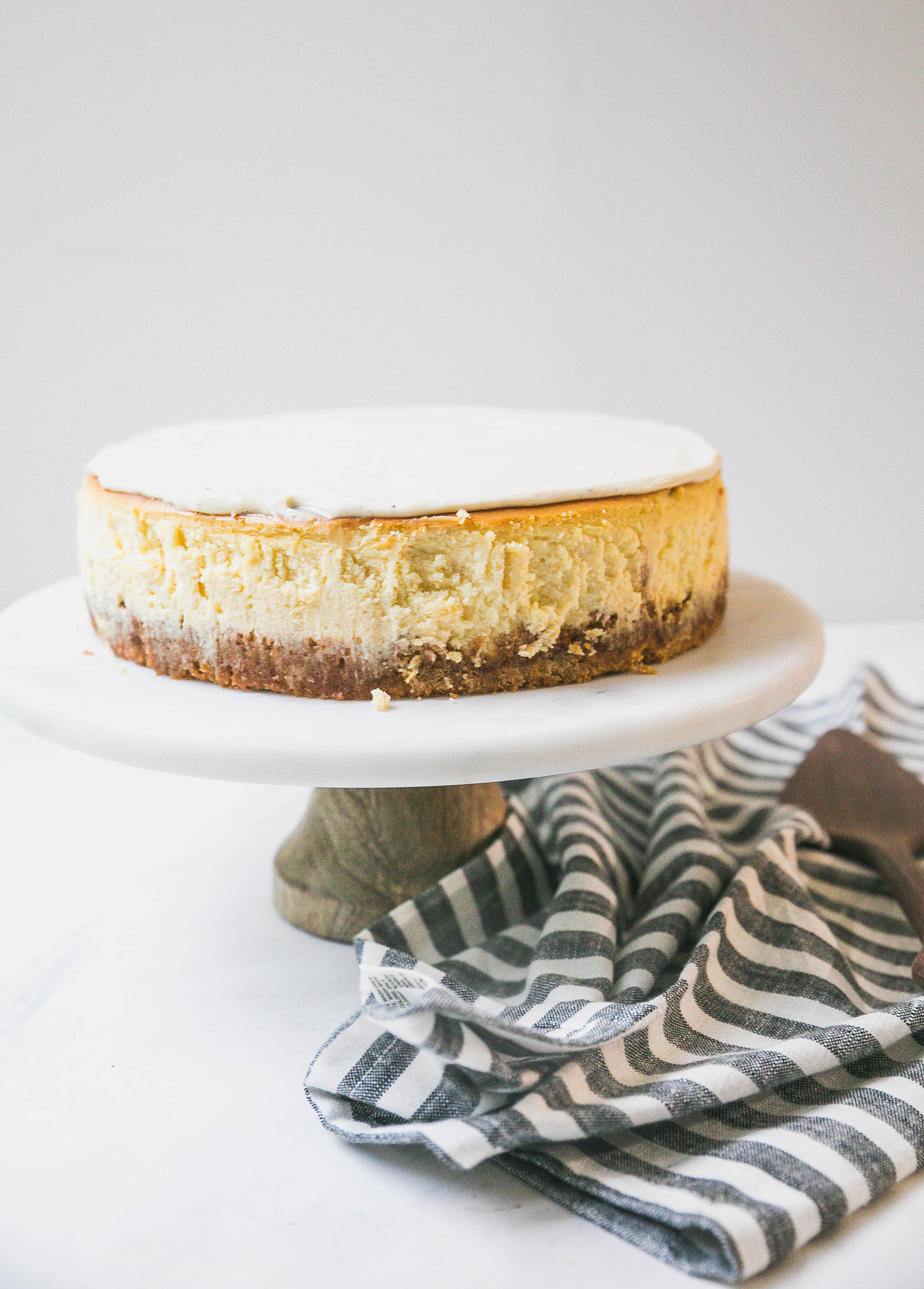 Vanilla Cheesecake with Sour Cream Topping